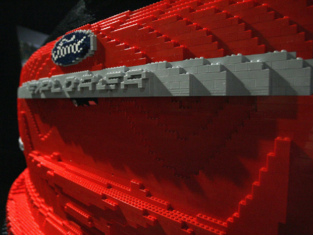 Conheça o carro feito com 380 mil peças de Lego