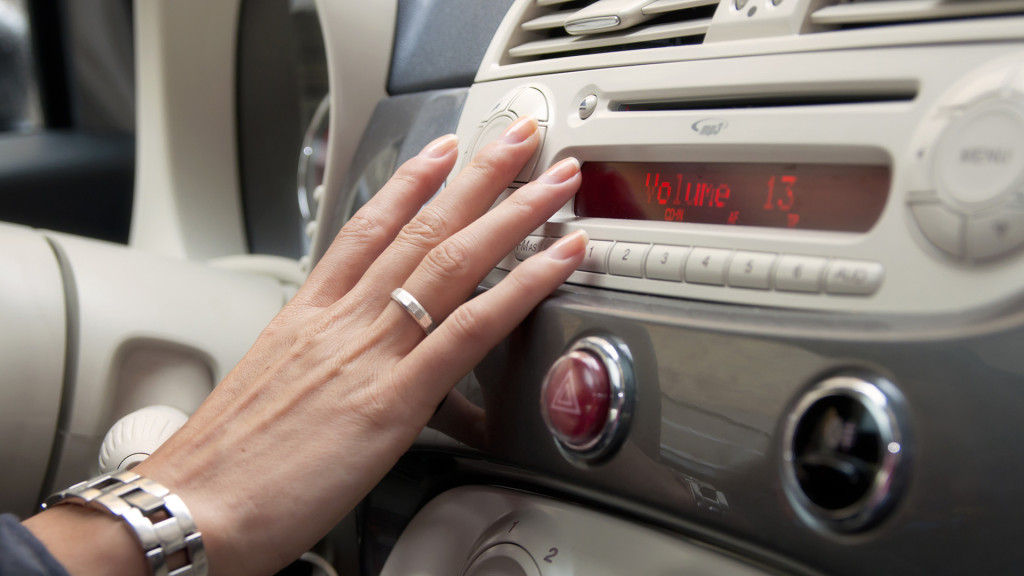 Dicas básicas para ajustar o rádio do seu carro