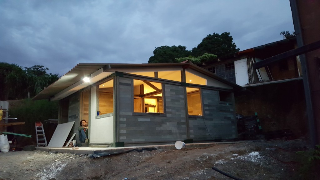 Conheça a casa construída em cinco em dias apenas com tijolos reciclados