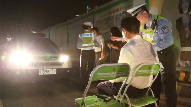 Na China, uma punição um tanto peculiar por dirigir com farol alto está sendo aplicada
